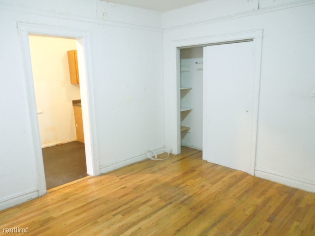 Building Photo - Studio, 1 bath  - 815 E 14th St Apt 1J