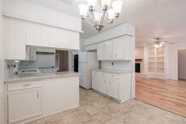 Foto del edificio - 12910 Shady Knoll Ln