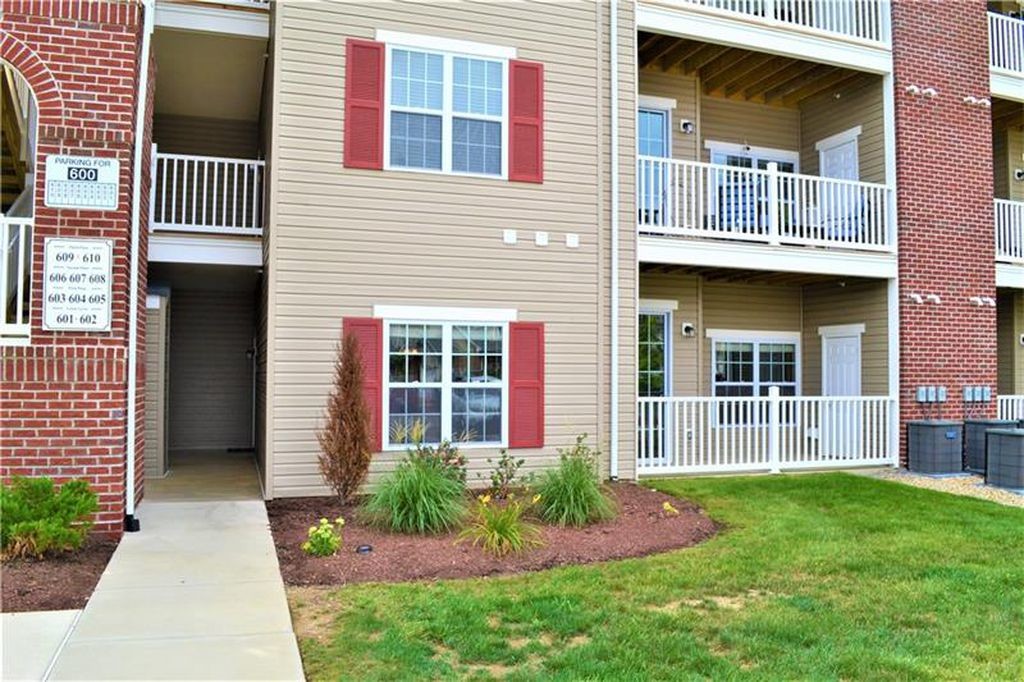 Main entrance through walkway on the right - 605 Stockton Ridge