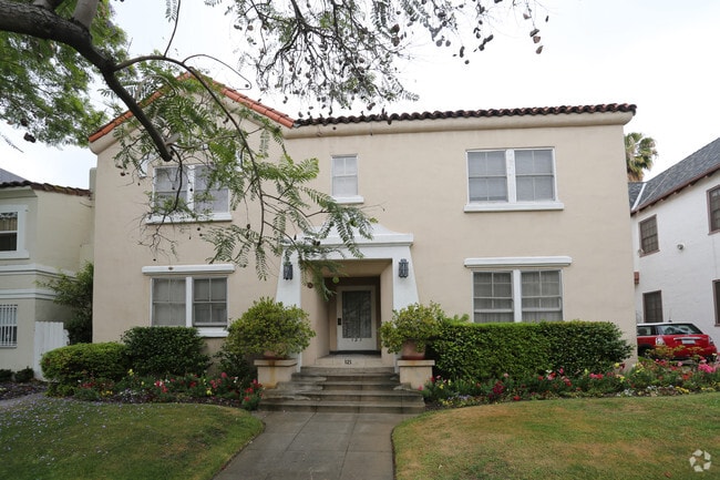 Building Photo - 121 N La Peer Dr
