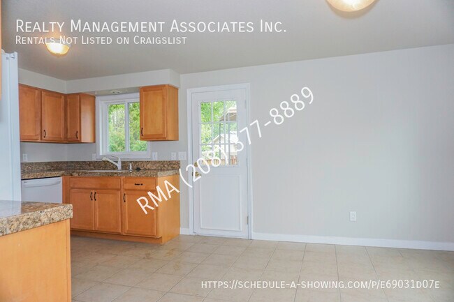 Building Photo - 1045 E Victory Rd