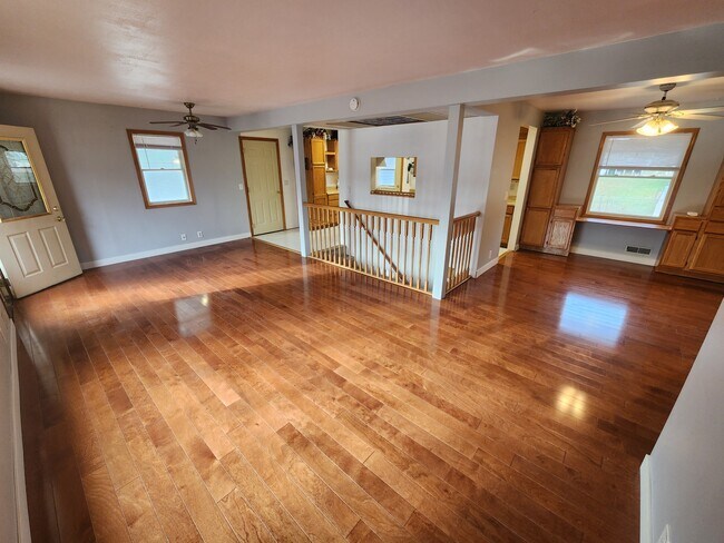 Foto del edificio - 909 Woody Ln NW