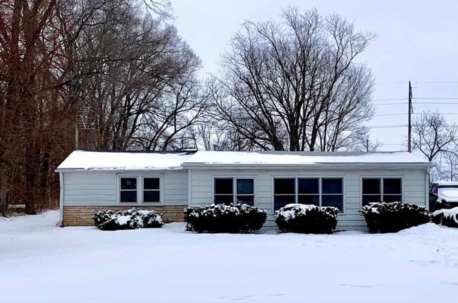 Building Photo - 17415 River Rd N