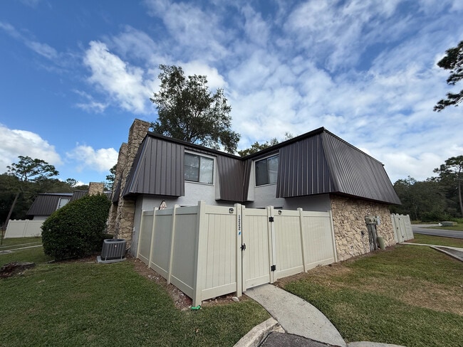 Building Photo - Villas of Stone Ridge