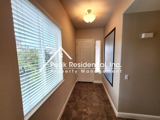 Building Photo - Beautiful 4bd/2ba Folsom Home with 2 Car G...