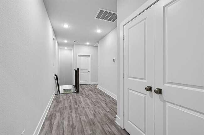 Building Photo - 4675 Bellfort Ave