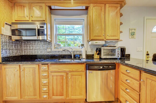 Kitchen less oven - 18 Lake Shore Dr
