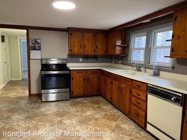 Foto del edificio - 4 br, 1 bath House - 303 East Village Rd