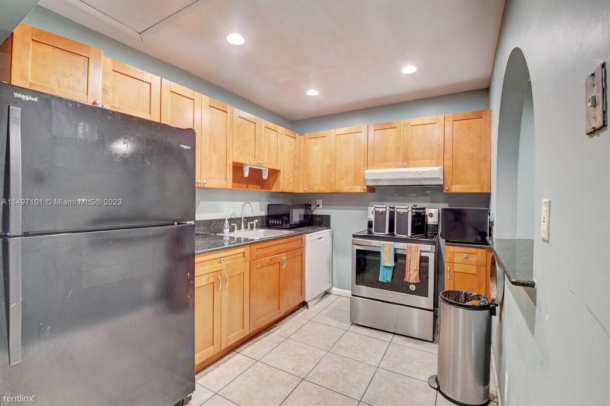 Foto principal - 4 br, 2 bath House - 813 SE 4th St # 2