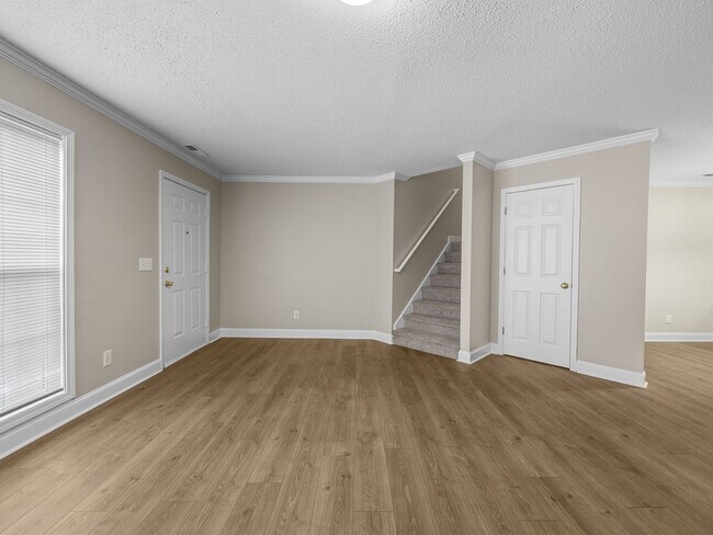Foto del edificio - Freshly Renovated 2 BR, 2.5 BA Townhome Ce...