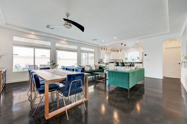 Foto del edificio - FANTASTIC FULLY UPGRADED FURNISHED RENTAL LOCATED IN THE SOUTHWEST!!!