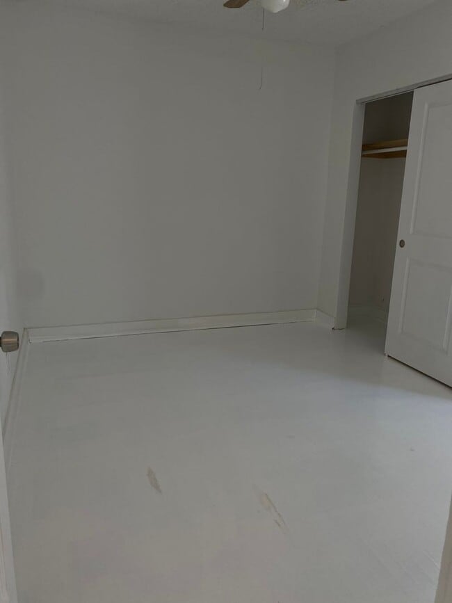 Building Photo - 315 Pine Terrace