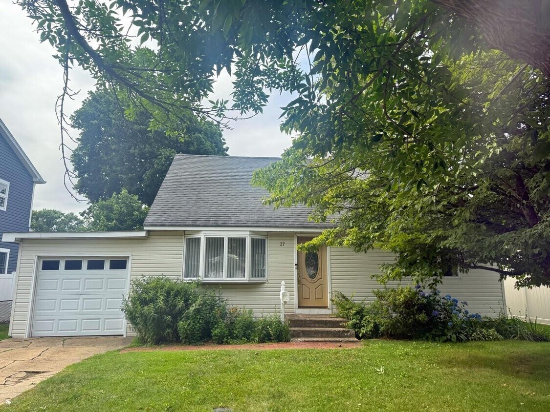Primary Photo - 37 Boblee Ln