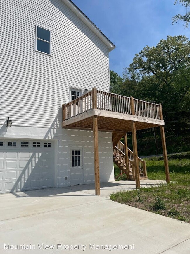 Building Photo - 4 br, 3.5 bath House - 10132 Card Road