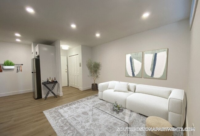 Building Photo - 740 E 7th St