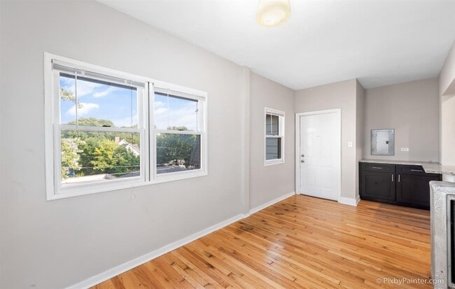 Building Photo - 643 Hinman Ave