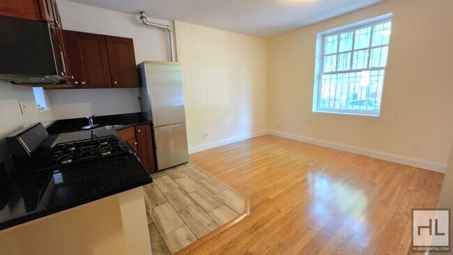 Building Photo - West Village 3BR/2BA Duplex with Private Patio