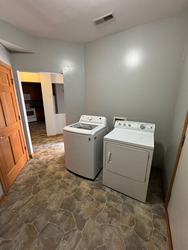 Foto del edificio - Two Bed, Two Bath, Two Car Garage Condo in...
