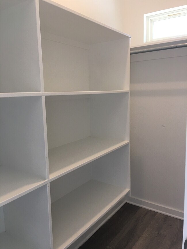 Almacenamiento adicional/Armario para abrigos - 10612 Brothers Ln