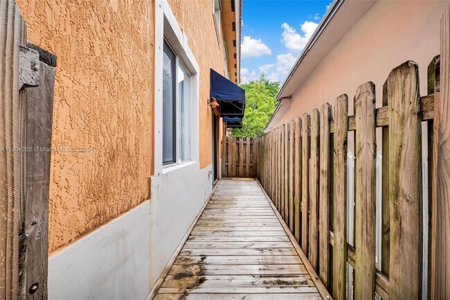 Foto del edificio - 2814 SW 27th St