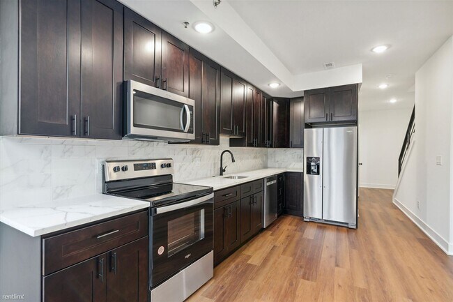 Foto del edificio - 2 br, 1 bath Triplex - 2554 FRANKFORD AVE ...