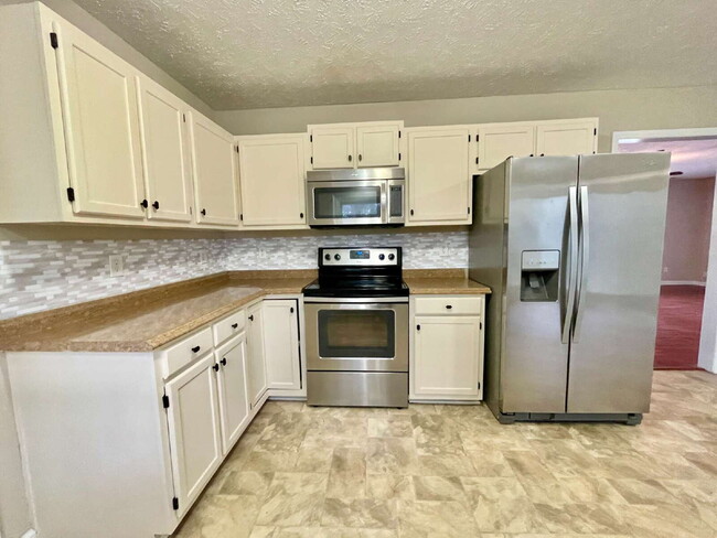 Building Photo - Charming 3-Bed Haven With 2.5 Baths In Fayetteville