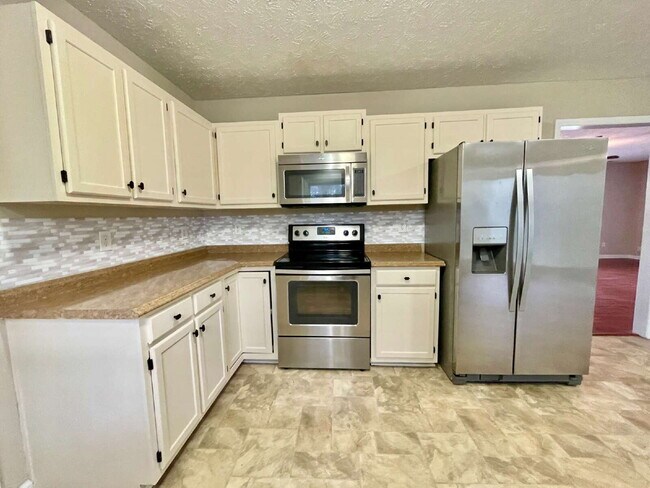 Foto del edificio - Charming 3-Bed Haven With 2.5 Baths In Fayetteville