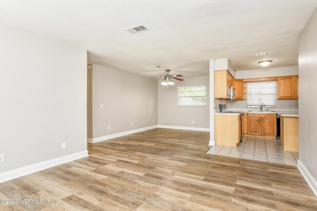 Foto del edificio - 7930 Rondeau Dr E