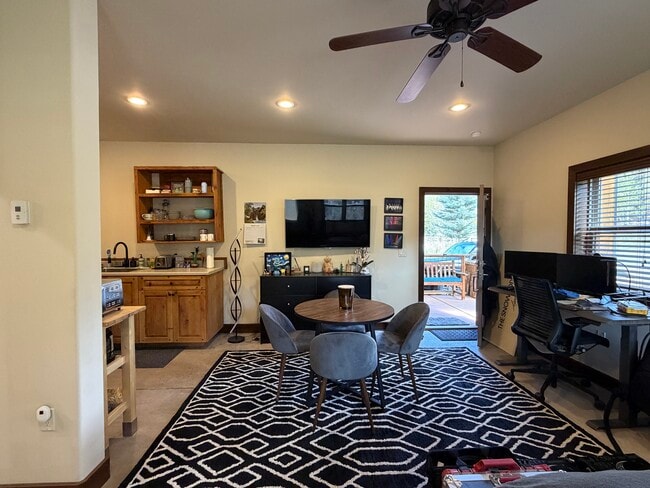 Building Photo - 107 Pinyon Mesa Dr