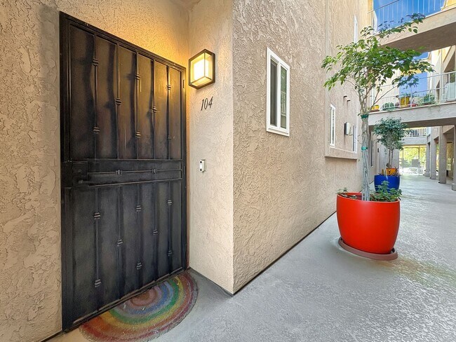 Foto del edificio - Beautiful Updated 2 Bed 2.5 Bath Condo in ...