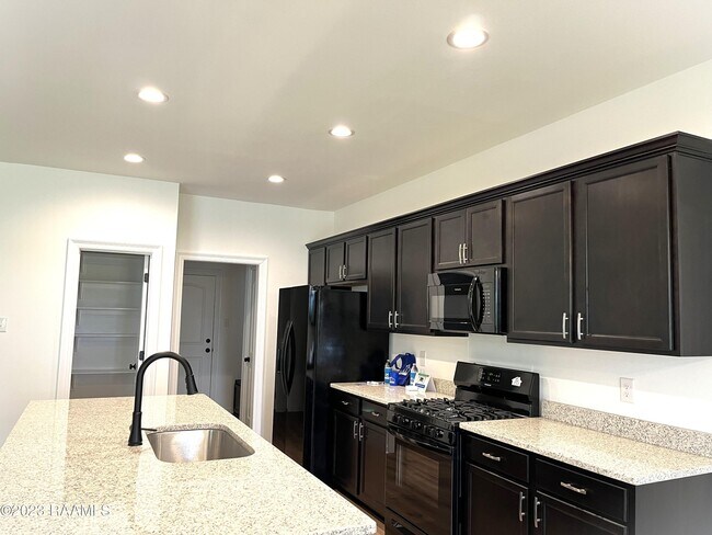 Building Photo - 120 Lightbourne Dr