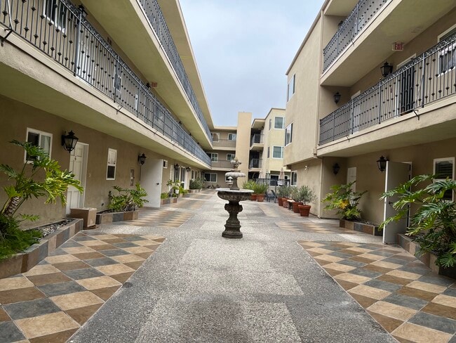 Beautiful open courtyard - 11646 Chenault St