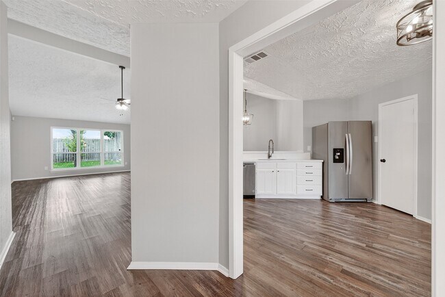 Foto del edificio - 15806 Pfeiffer Dr
