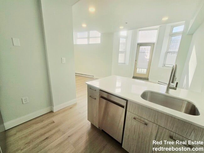 Building Photo - 195 Park Dr