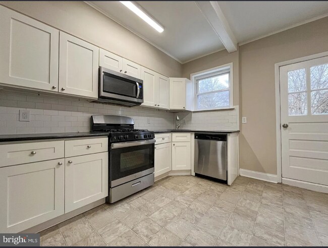Foto del edificio - 5929 Woodcrest Ave