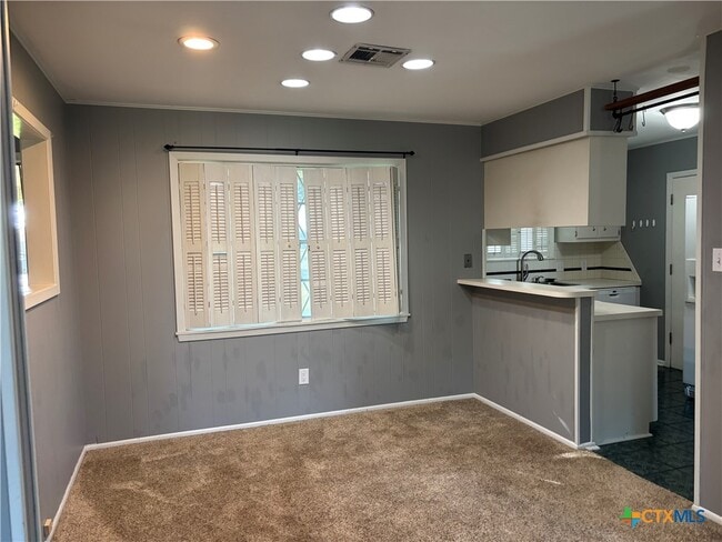 Building Photo - 516 Dove Dr