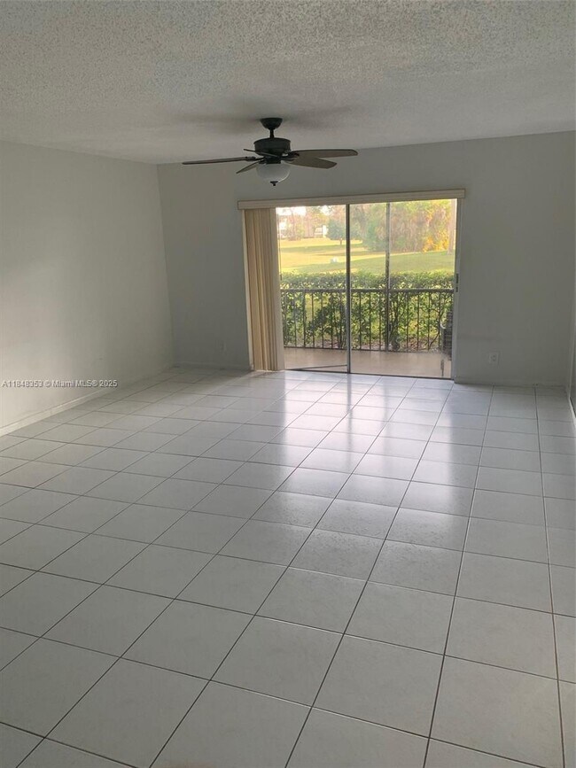 Foto del edificio - 6201 N Falls Cir Dr