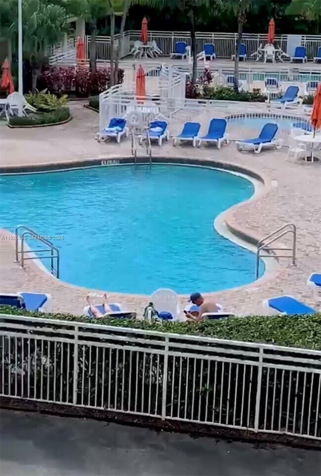 Foto del edificio - 16690 Blatt Blvd