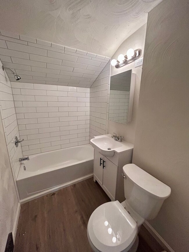 Building Photo - Newly Renovated 2 Bedroom Townhome