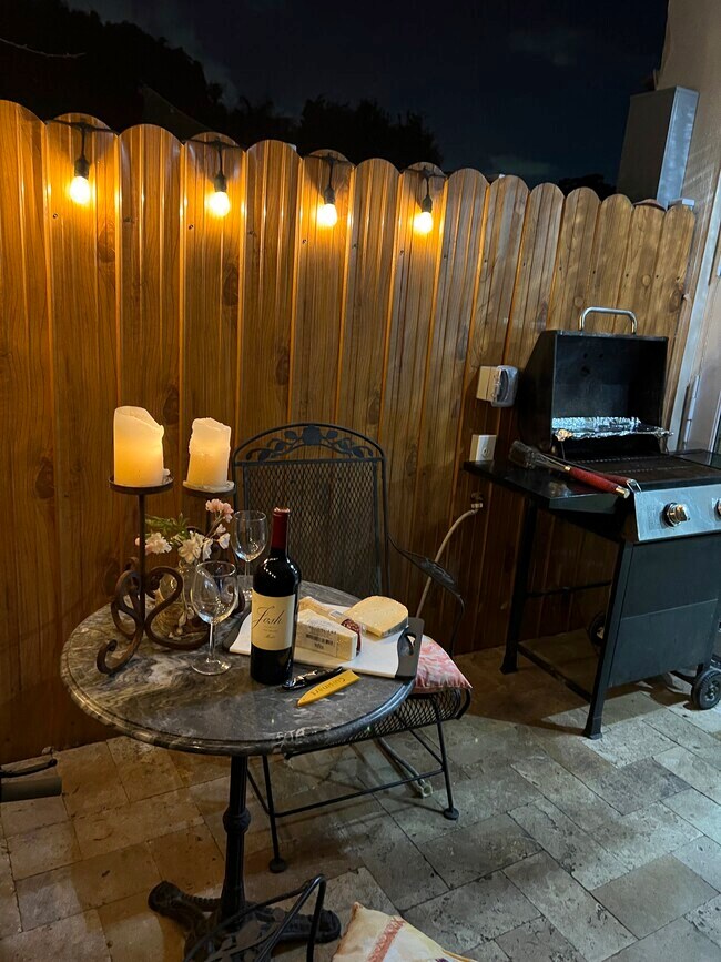 Private patio with bbq - 2542 Monroe St