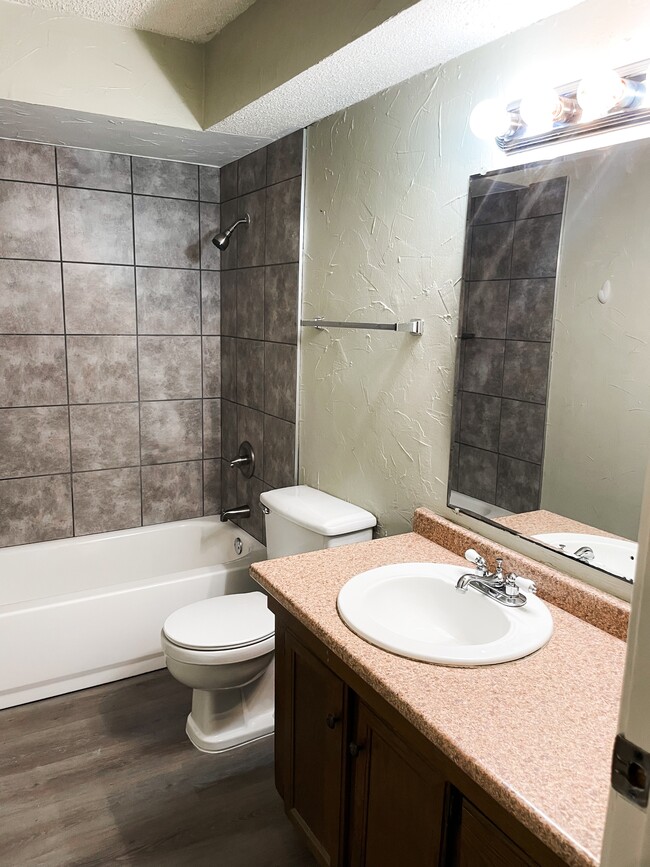 Foto del edificio - 12307 Cedar Springs Ln