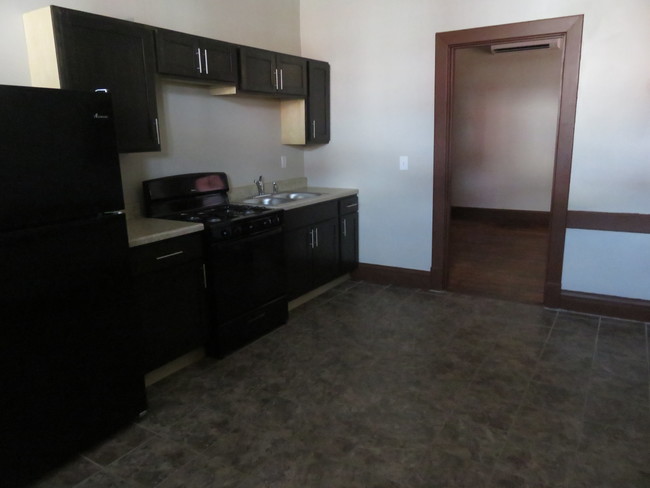 Building Photo - ALL UTILITIES INCLUDED PLUS CABLE&INTERNET