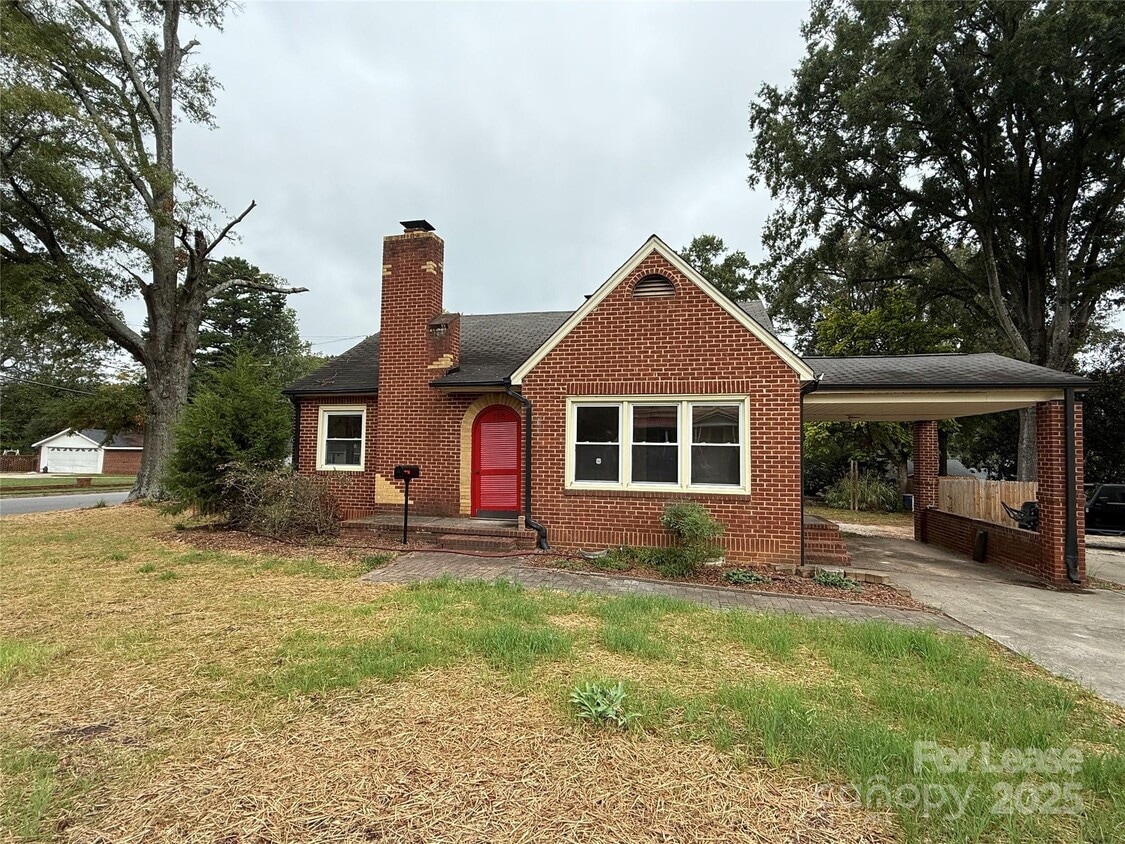 Primary Photo - 730 E Iredell Ave