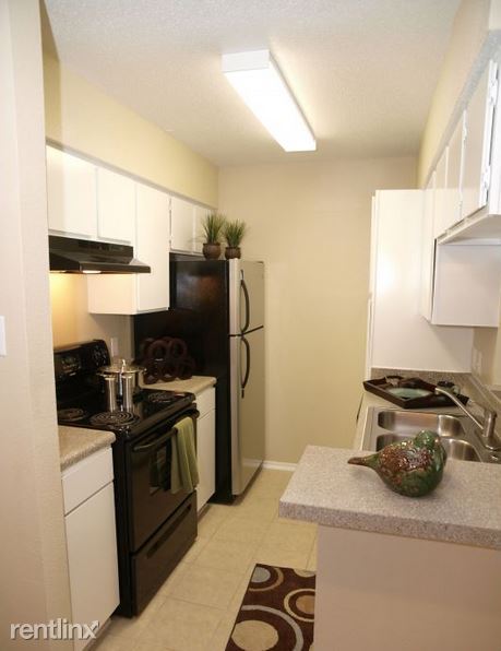 Building Photo - 5550 Holly View Dr