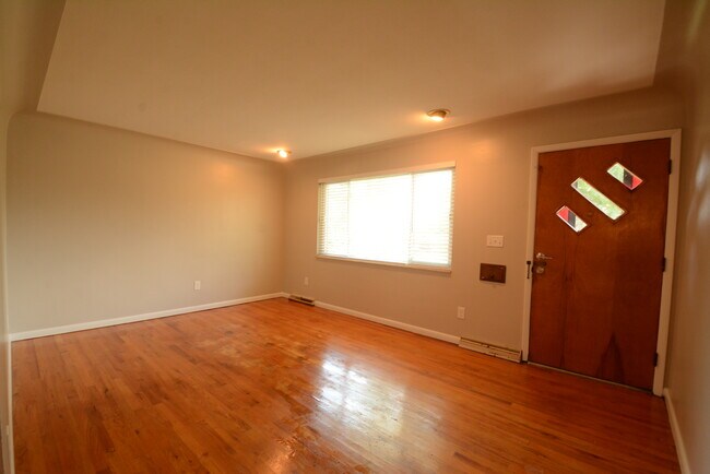 Living Room - 564 Covedale Ave