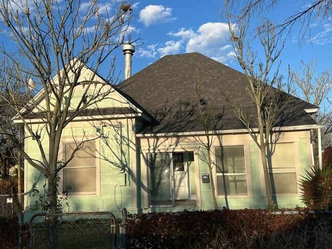 Building Photo - 719 N 11th St