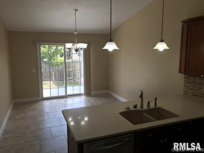 Building Photo - 2904 Cronin Dr