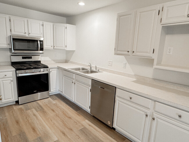 Brand new kitchen appliances! - 171 Elmhurst Ct