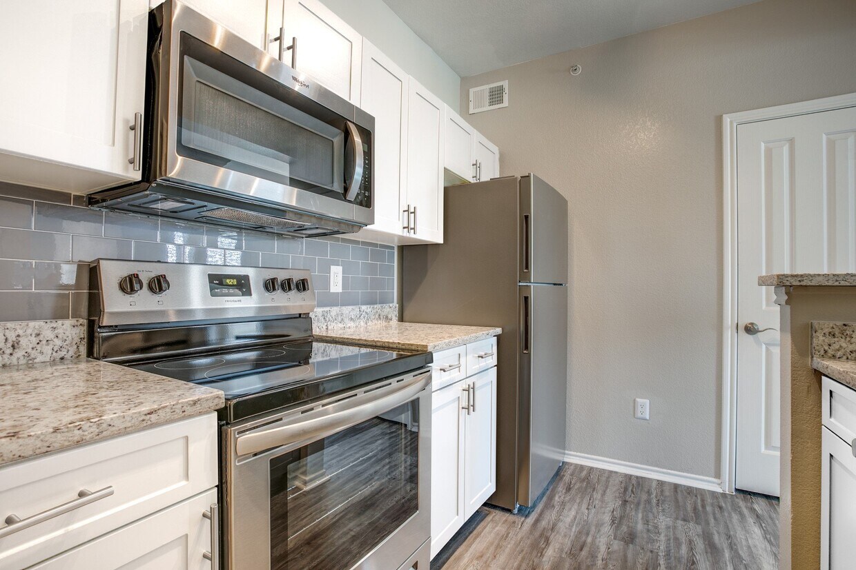 Verandas at City View Apartments 7301 Oakmont Blvd Fort Worth, TX