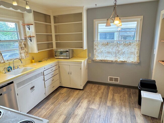 Foto del edificio - North Tabor 3-Story Bungalow with A/C, Det...